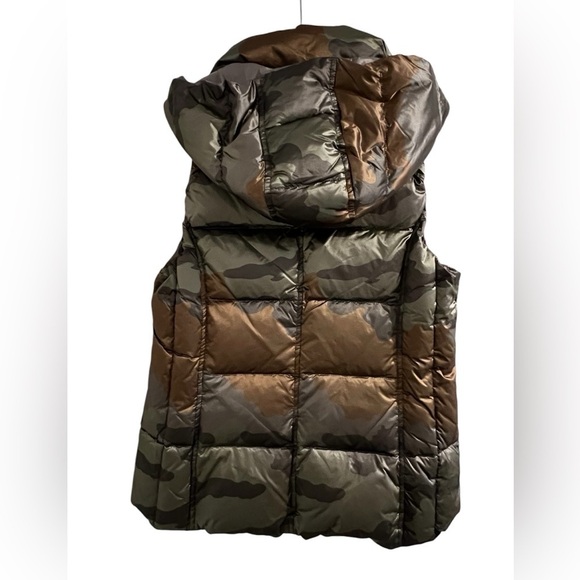 Evereve Malone Camo Vest Puffer Down Hooded Size Medium - Picture 3 of 13